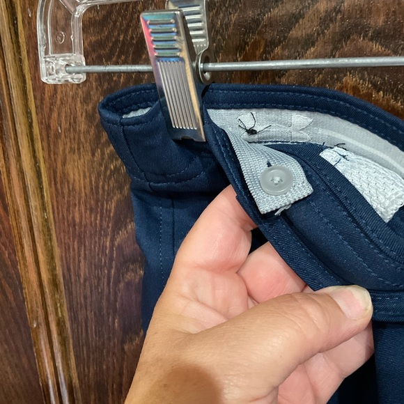 Under Armour-Boys Navy Shorts w/elastic button waist, Size M - Picture 3 of 6